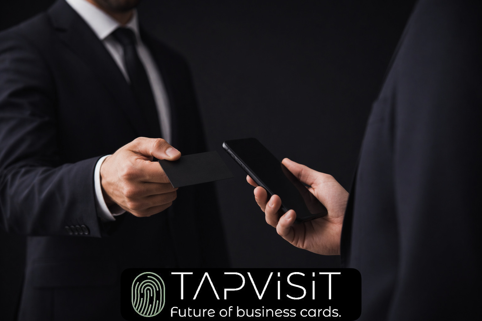 NFC-Visitenkarte wird an ein Smartphone gehalten